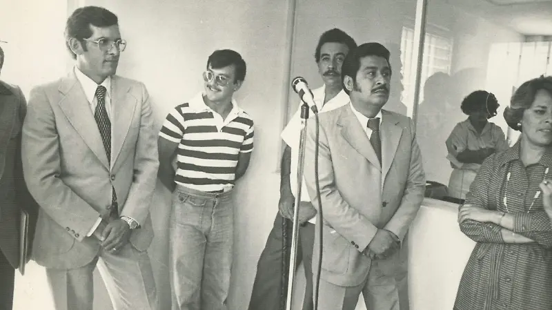 Gráfica de la inauguración de Radio Universidad en 1979, donde aparecen autoridades y funcionarios universitarios, encabezadas por el médico Enrique Rabell Fernández